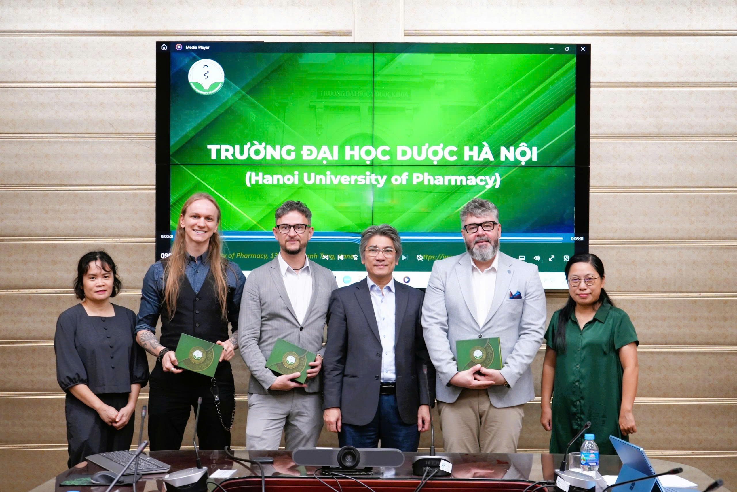 TIẾP ĐOÀN ĐẠI HỌC KRAKOW VÀ VIZJA UNIVERSITIES GROUP, BA LAN ĐẾN THĂM VÀ LÀM VIỆC TẠI TRƯỜNG ĐẠI HỌC DƯỢC HÀ NỘI